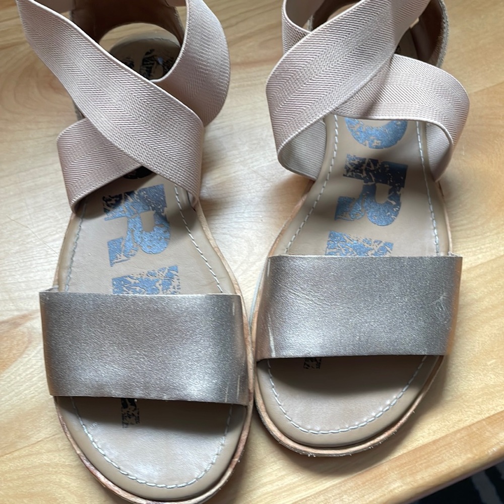 Ladies SOREL sandals, size 8.5. Rose gold and tan straps. Good condition